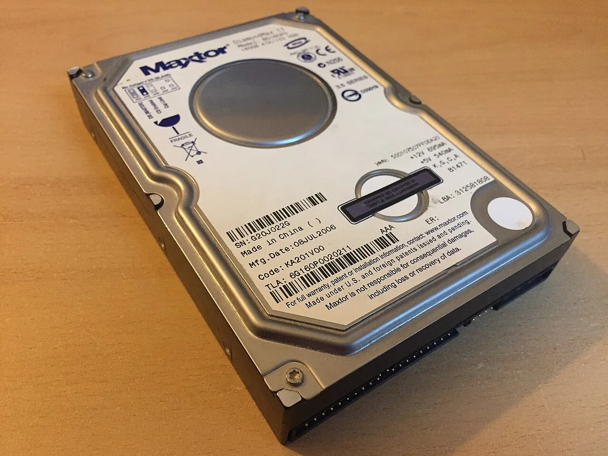 Hard disk aperto con piatti e elettronica visibili, esempio di disco danneggiato da cui recuperare i file