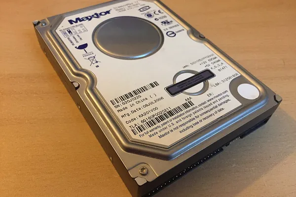 Hard disk aperto con piatti e elettronica visibili, esempio di disco danneggiato da cui recuperare i file
