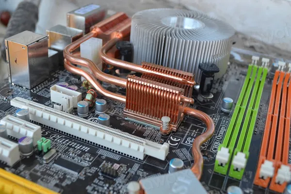 Scheda madre di un computer fisso con dissipatore e slot RAM, la diagnosi hardware quando il PC non si accende