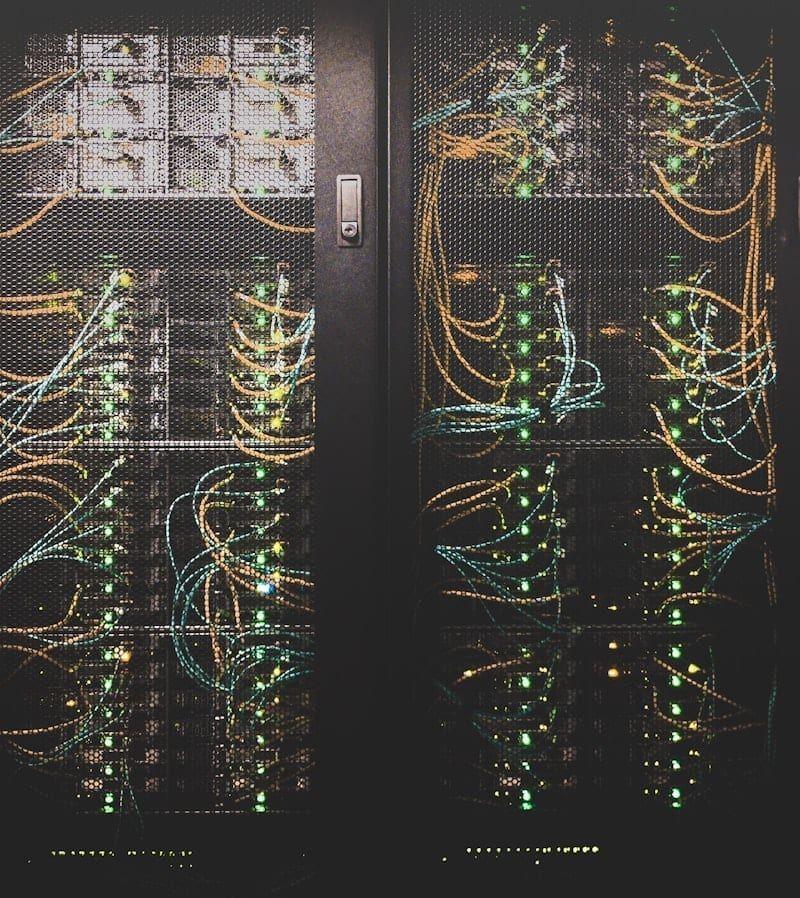 Cavi di rete in cabina server aziendale