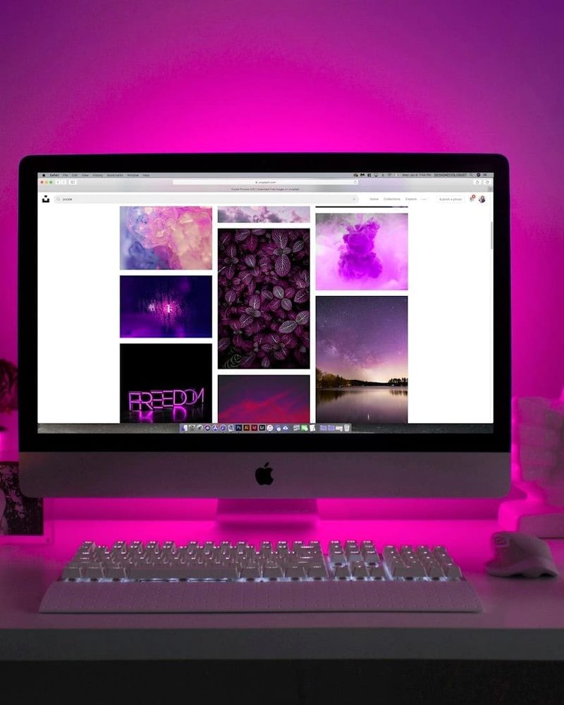 Laptop aperto con componenti durante una riparazione