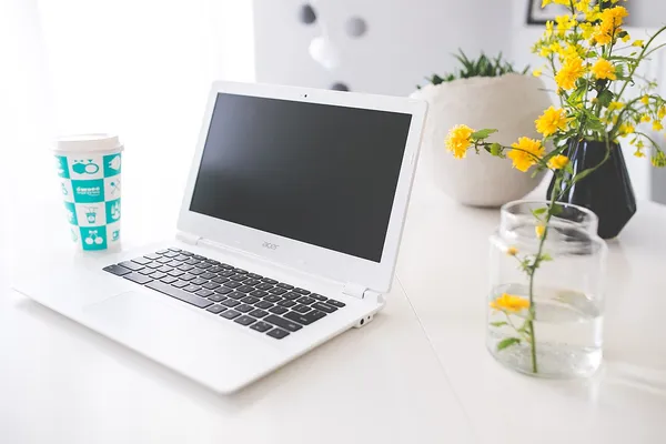 Nuovo computer portatile sulla scrivania pronto a ricevere file, email e programmi dal vecchio PC