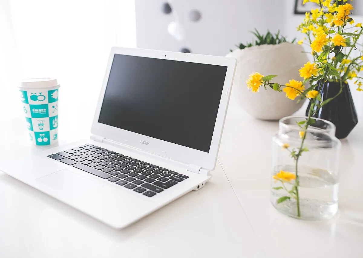 Nuovo computer portatile sulla scrivania pronto a ricevere file, email e programmi dal vecchio PC